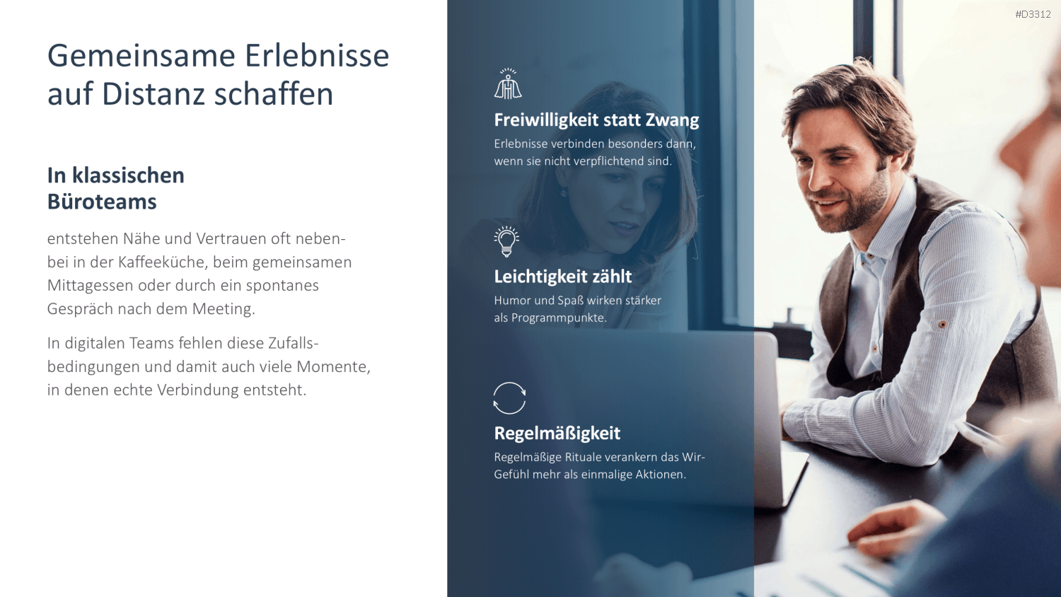 Zwei Geschäftspersonen besprechen Präsentation.