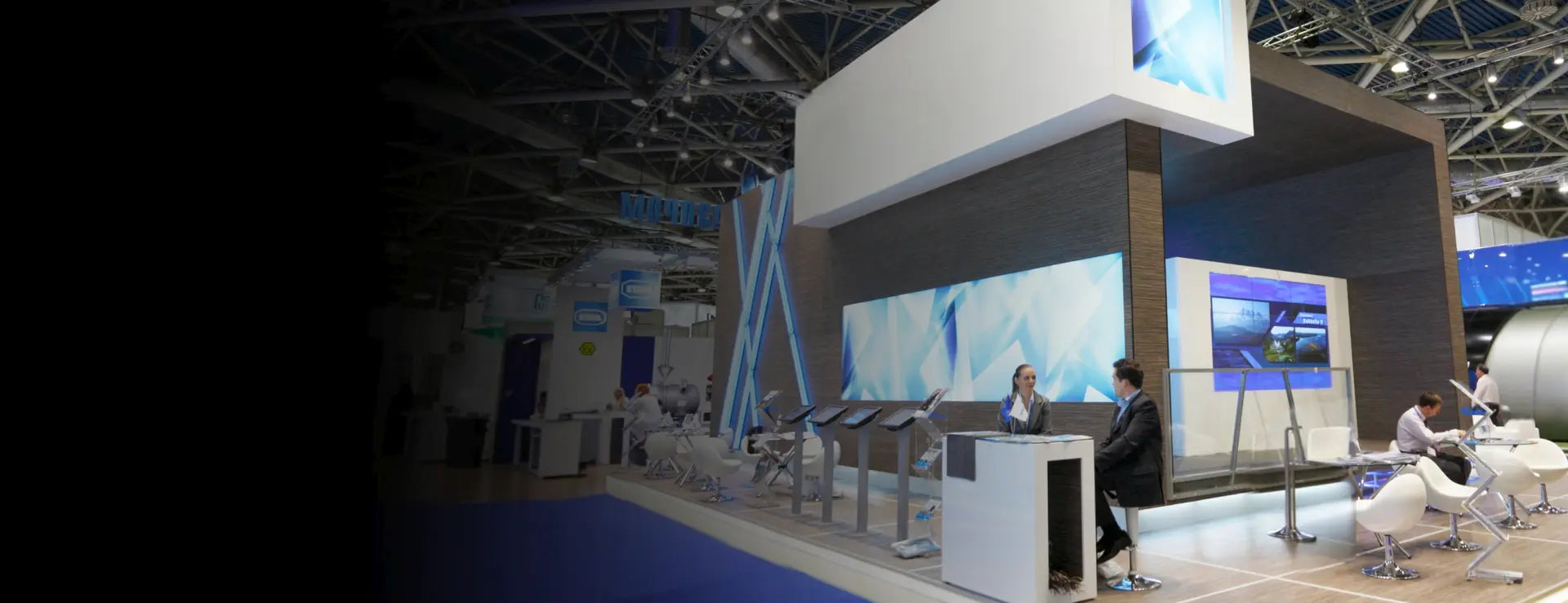 Business-Präsentation auf moderner Messe