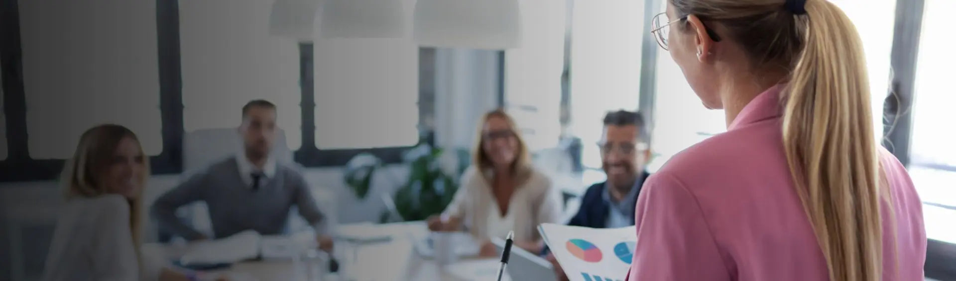 Frau präsentiert Business-Statistiken Team