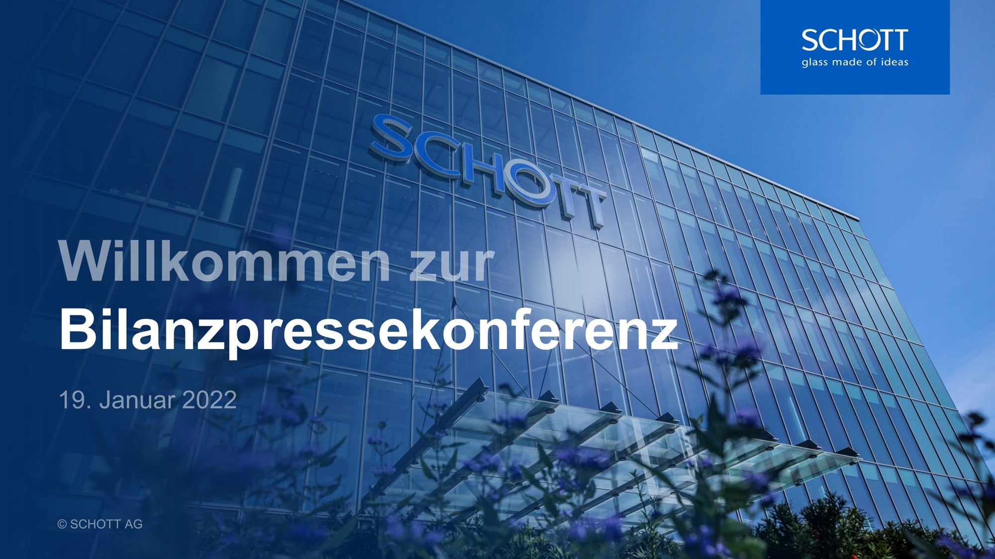 Glasgebäude mit Präsentationstitel vorne