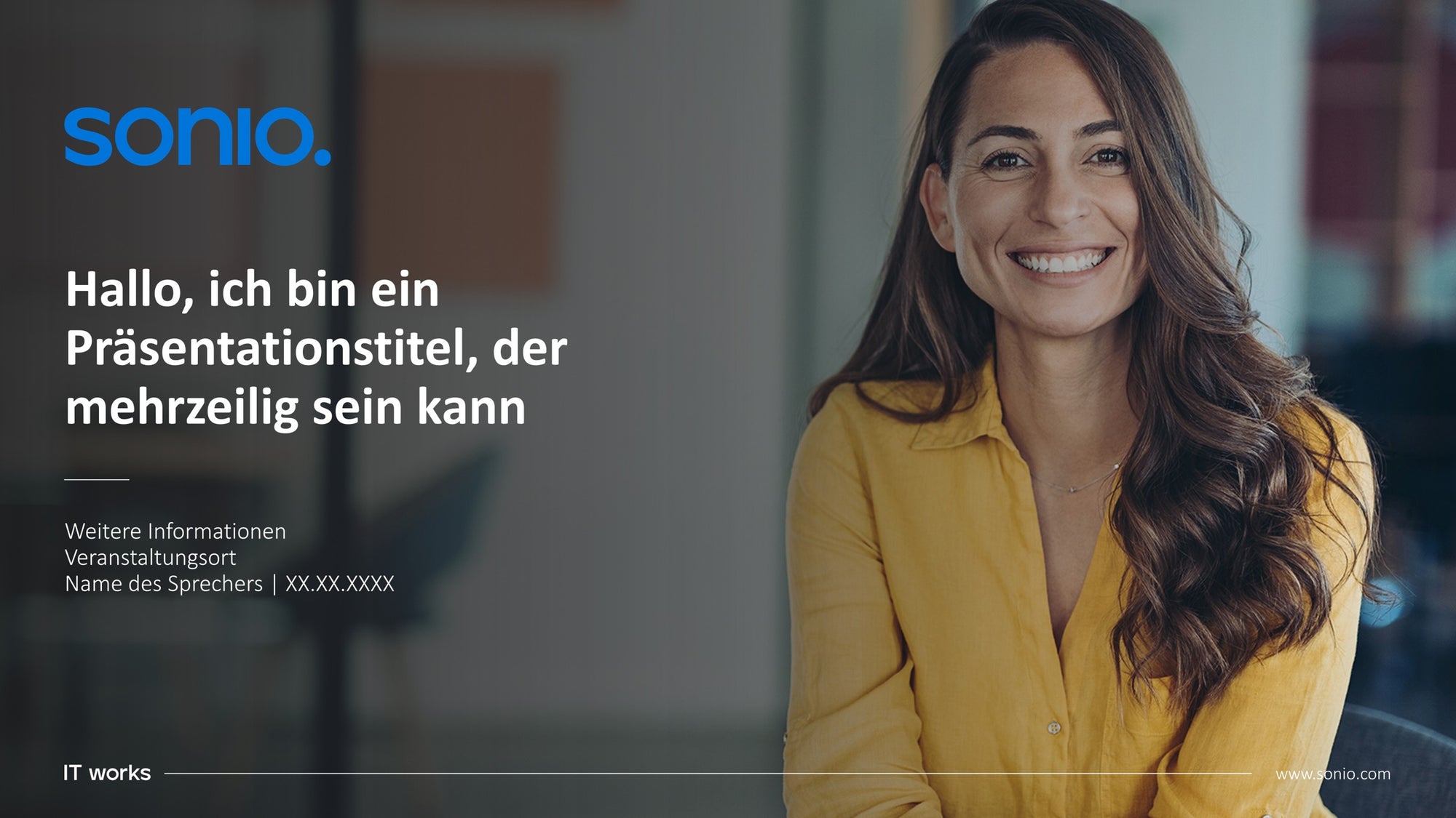 Frau lächelt neben Präsentationstitel