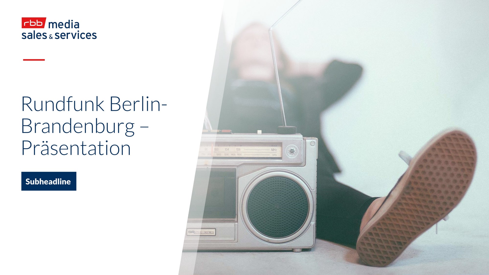 Person mit Radio, Präsentationstitel sichtbar
