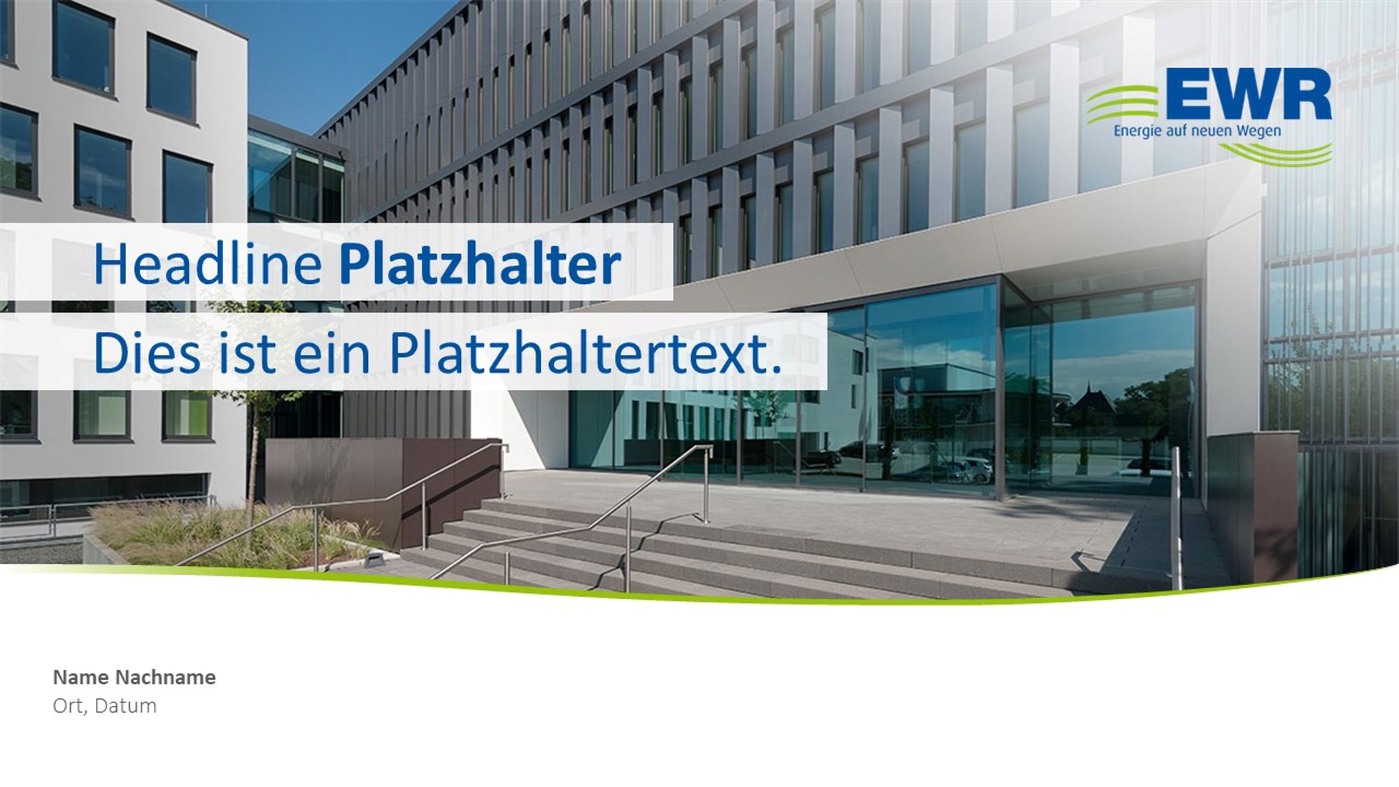 Modernes Bürogebäude mit Präsentationsfolie