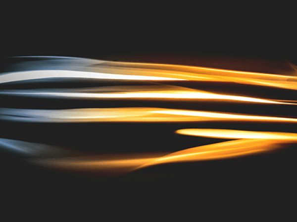 Dynamische Lichtstreifen auf dunklem Hintergrund