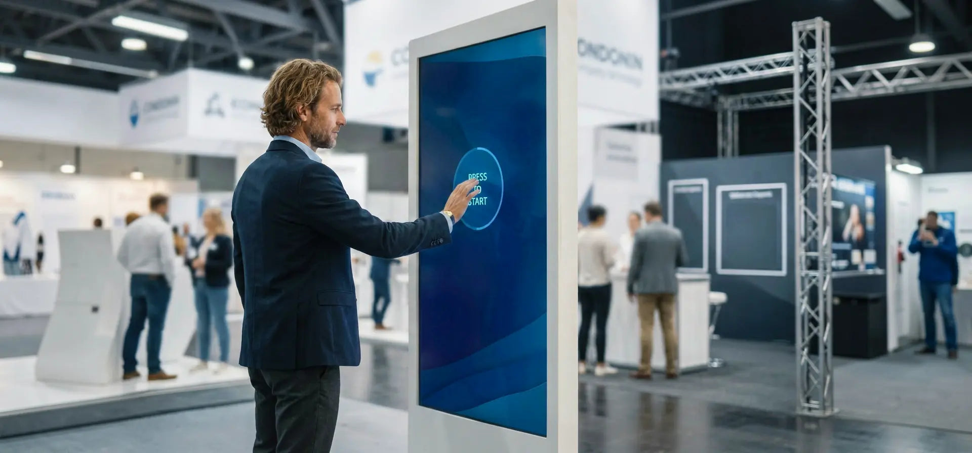 Businessmann nutzt interaktives Präsentationsdisplay