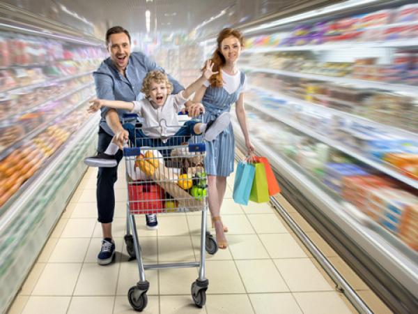 Familie mit Einkaufswagen im Supermarkt