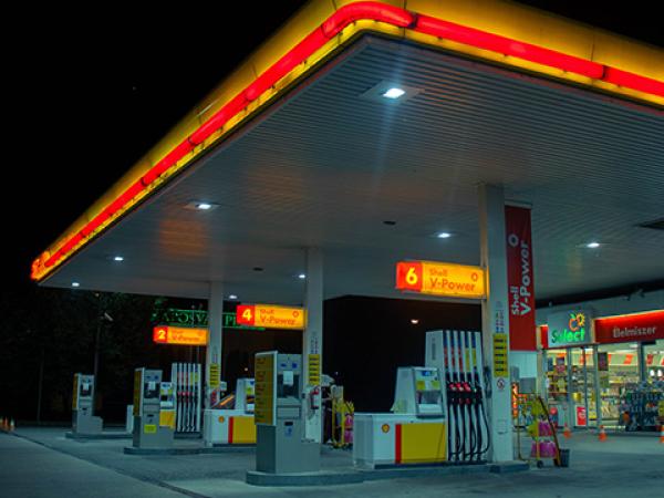 Tankstelle bei Nacht, beleuchtet