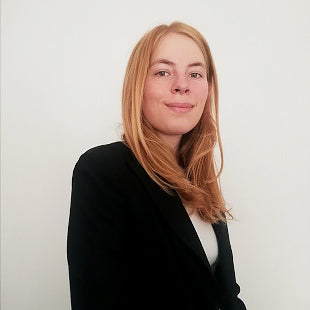 Businessfrau vor weißem Hintergrund