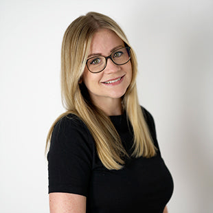 Frau mit Brille lächelt freundlich