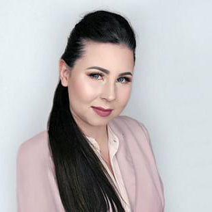 Businessfrau mit professionellem Erscheinungsbild