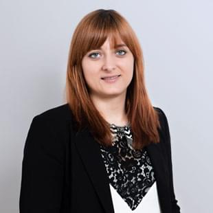 Businessfrau vor neutralem Hintergrund