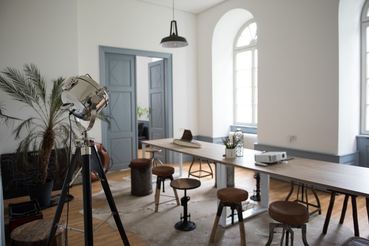 Moderner Meetingraum mit Beamer Setup