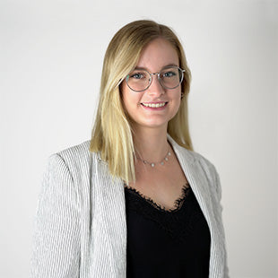 Junge Geschäftsfrau mit Brille lächelt