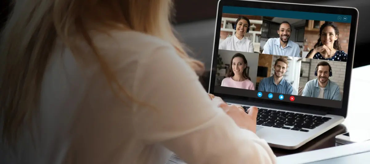 Videokonferenz mit sechs Teilnehmern Laptop