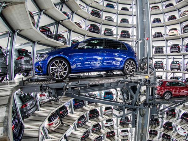Autos in moderner Parkgarage gestapelt